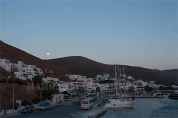 Μέριχας Κύθνου, το λιμάνι του Νησιού νύκτα με φεγγάρι