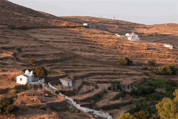 Δείγμα Κυκλαδίτικης αρχιτεκτονικής Δρυοπίδα Κύθνου γραφικά Ξωκκλήσια και μύλοι