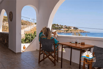 Η θέα απο την βεράντα των δωματίων Μαργαρίτα στην Κύθνο.