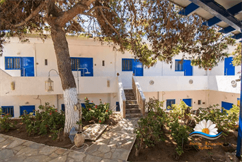 Η αυλή του συγκροτήματος των δωματίων Μαργαρίτα στην Κύθνο και η είσοδοι των δωματίων.